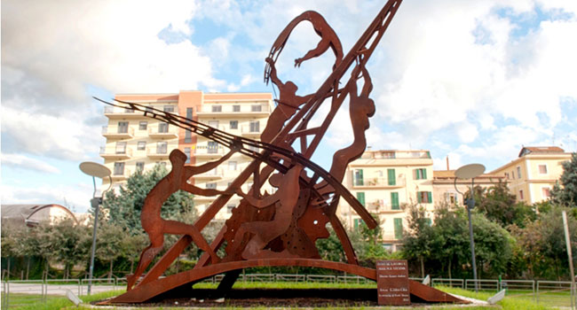 Inno al lavoro e alle sue vittime - Scultura in Corten